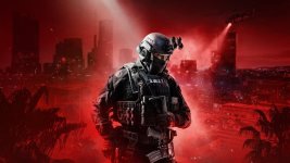 Das Bild zeigt einen schwer bewaffneten SWAT-Polizisten, der in einem urbanen Umfeld positioniert ist. Die Szenerie ist von einer dramatischen roten Beleuchtung geprägt, die eine spannende und angespannt Atmosphäre erzeugt. Im Hintergrund sind Silhouetten von Hochhäusern und eine Hubschrauberbeleuchtung zu sehen, was die Action und Intensität der Situation unterstreicht. Der Soldat ist in taktischer Ausrüstung gekleidet und wirkt entschlossen, was die thematische Verbindung zu taktischen Shootern und Team-Strategien verdeutlicht.