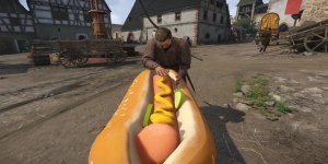 Auf dem Bild sieht man eine mittelalterliche Szenerie aus dem Spiel Kingdom Come: Deliverance. Im Vordergrund ist ein Charakter zu sehen, der an einem großen Hotdog arbeitet, der untypisch für die historische Umgebung ist. Der Charakter trägt ein einfaches, braunes Hemd und scheint sich mit dem Hotdog zu beschäftigen, während um ihn herum die Charaktere und Strukturen des Spiels sichtbar sind. Im Hintergrund sind typische mittelalterliche Gebäude und ein Marktplatz zu erkennen, was die Atmosphäre des Spiels verstärkt. Die Mischung aus traditioneller Grafik und dem modernen Hotdog sorgt für einen humorvollen Kontrast. Auf dem Bild sieht man eine mittelalterliche Szenerie aus dem Spiel Kingdom Come: Deliverance. Im Vordergrund ist ein Charakter zu sehen, der an einem großen Hotdog arbeitet, der untypisch für die historische Umgebung ist. Der Charakter trägt ein einfaches, braunes Hemd und scheint sich mit dem Hotdog zu beschäftigen, während um ihn herum die Charaktere und Strukturen des Spiels sichtbar sind. Im Hintergrund sind typische mittelalterliche Gebäude und ein Marktplatz zu erkennen, was die Atmosphäre des Spiels verstärkt. Die Mischung aus traditioneller Grafik und dem modernen Hotdog sorgt für einen humorvollen Kontrast.