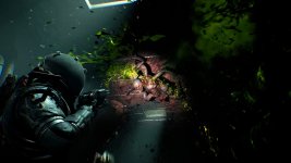 Das Bild zeigt eine düstere und bedrohliche Szene aus einem Survival-Horror-Game. Ein Charakter in einem futuristischen Anzug ist auf eine groteske Kreatur ausgerichtet, die grotesk und deformiert aussieht. Die Umgebung ist von einer unheimlichen Atmosphäre geprägt, mit grünlichen und braunen Farbtönen, die ein Gefühl der Gefahr und des Unheimlichen vermitteln. Es scheint, als wäre die Umgebung durch Pflanzen oder organisches Material beeinflusst, was die unheimliche Stimmung verstärkt. Die Komposition erzeugt Spannung und lässt die Zuschauer an die Herausforderungen denken, die im Spiel auf sie warten. Das Bild zeigt eine düstere und bedrohliche Szene aus einem Survival-Horror-Game. Ein Charakter in einem futuristischen Anzug ist auf eine groteske Kreatur ausgerichtet, die grotesk und deformiert aussieht. Die Umgebung ist von einer unheimlichen Atmosphäre geprägt, mit grünlichen und braunen Farbtönen, die ein Gefühl der Gefahr und des Unheimlichen vermitteln. Es scheint, als wäre die Umgebung durch Pflanzen oder organisches Material beeinflusst, was die unheimliche Stimmung verstärkt. Die Komposition erzeugt Spannung und lässt die Zuschauer an die Herausforderungen denken, die im Spiel auf sie warten.
