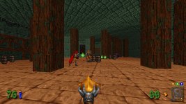 Das Bild zeigt eine Szene aus einem First-Person-Shooter in einer fantasy-inspirierten Umgebung. Der Blick ist aus der Perspektive des Spielers mit einem Zauberstab im Vordergrund, der sich auf einem Holzfußboden zwischen massiven Holzsäulen und Fässern befindet. Im Hintergrund sind mehrere Charaktere zu sehen, die in dunklerer Kleidung ausgestattet sind und mit magischen Energieangriffen agieren. Die Atmosphäre ist mystisch und nostalgisch, passend zu den charakteristischen Elementen des Spiels aus den 90er Jahren, das Dungeons und Magie kombiniert.