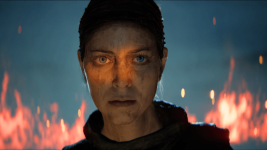 Das Bild zeigt eine fokussierte und eindringliche Porträtaufnahme einer weiblichen Figur. Ihr Gesicht ist teilweise von Schatten umgeben und ihre Augen strahlen intensiv. Die Oberfläche ihrer Haut trägt Spuren von Schmutz und Verletzungen, was einen Eindruck von Kampf und Widerstand vermittelt. Im Hintergrund sind flackernde Flammen zu erkennen, die die düstere Stimmung verstärken und eine dramatische Atmosphäre schaffen. Diese Darstellung spiegelt die emotionalen und psychologischen Herausforderungen wider, die die Figur in der Geschichte durchlebt.