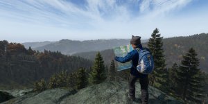 Das Bild zeigt einen Spieler, der auf einem hohen Felsen steht und eine Karte in der Hand hält. Im Hintergrund erstreckt sich eine weite, bewaldete Landschaft mit sanften Hügeln und einem klaren Himmel. Die Bäume sind in herbstlichen Farben gefärbt, wobei einige Blätter bereits gefallen sind. Der Spieler trägt eine blaue Jacke und einen Rucksack. Die Szenerie vermittelt ein Gefühl von Abenteuer und Erkundung in der Natur, was gut zur thematischen Herausforderung des Spiels passt.