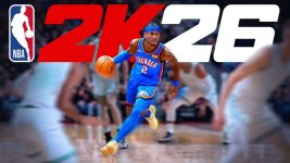Das Bild zeigt einen Basketballspieler in Aktion, der einen Basketball dribbelt. Er trägt ein blaues Trikot mit der Nummer zwei und das Logo eines Teams, während er in einem Spiel-Setting zu sehen ist. Im Hintergrund sind verschwommene Spieler zu erkennen, die am Spielfeldrand stehen. Das Bild ist dynamisch und vermittelt ein Gefühl von Bewegung und Energie, ergänzt durch den großen Schriftzug NBA 2K26, der die bevorstehende Veröffentlichung des Spiels betont.
