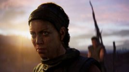 Das Bild zeigt eine Charakterdarstellung aus dem Spiel Senua's Saga: Hellblade 2. Im Vordergrund ist eine junge Frau mit einem intensiven Gesichtsausdruck zu sehen, der Entschlossenheit und möglicherweise auch Anspannung vermittelt. Ihr Gesicht ist leicht verwittert, was darauf hinweist, dass sie Herausforderungen durchlebt hat. Im Hintergrund ist eine verschwommene Silhouette eines weiteren Charakters erkennbar, umgeben von einer düsteren, aber atmosphärischen Landschaft, die von einem sanften Lichtschein durchzogen wird. Dies trägt zur Stimmung des Spiels bei, die von Dunkelheit und innerem Kampf geprägt ist.'s Saga: Hellblade 2. Im Vordergrund ist eine junge Frau mit einem intensiven Gesichtsausdruck zu sehen, der Entschlossenheit und möglicherweise auch Anspannung vermittelt. Ihr Gesicht ist leicht verwittert, was darauf hinweist, dass sie Herausforderungen durchlebt hat. Im Hintergrund ist eine verschwommene Silhouette eines weiteren Charakters erkennbar, umgeben von einer düsteren, aber atmosphärischen Landschaft, die von einem sanften Lichtschein durchzogen wird. Dies trägt zur Stimmung des Spiels bei, die von Dunkelheit und innerem Kampf geprägt ist.'s Saga: Hellblade 2. Im Vordergrund ist eine junge Frau mit einem intensiven Gesichtsausdruck zu sehen, der Entschlossenheit und möglicherweise auch Anspannung vermittelt. Ihr Gesicht ist leicht verwittert, was darauf hinweist, dass sie Herausforderungen durchlebt hat. Im Hintergrund ist eine verschwommene Silhouette eines weiteren Charakters erkennbar, umgeben von einer düsteren, aber atmosphärischen Landschaft, die von einem sanften Lichtschein durchzogen wird. Dies trägt zur Stimmung des Spiels bei, die von Dunkelheit und innerem Kampf geprägt ist.'s Saga: Hellblade 2. Im Vordergrund ist eine junge Frau mit einem intensiven Gesichtsausdruck zu sehen, der Entschlossenheit und möglicherweise auch Anspannung vermittelt. Ihr Gesicht ist leicht verwittert, was darauf hinweist, dass sie Herausforderungen durchlebt hat. Im Hintergrund ist eine verschwommene Silhouette eines weiteren Charakters erkennbar, umgeben von einer düsteren, aber atmosphärischen Landschaft, die von einem sanften Lichtschein durchzogen wird. Dies trägt zur Stimmung des Spiels bei, die von Dunkelheit und innerem Kampf geprägt ist.
