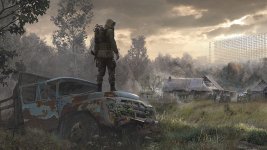 Das Bild zeigt einen einsamen Charakter, der auf einem alten, verrosteten Auto steht und die Umgebung betrachtet. Der Hintergrund ist von einer düsteren, post-apokalyptischen Landschaft geprägt, mit verfallenen Gebäuden und üppigem, verwildertem Grün. Eine melancholische Atmosphäre herrscht vor, verstärkt durch den bewölkten Himmel und den diffusen Lichtverhältnissen, die dem Ort ein geheimnisvolles und bedrohliches Gefühl verleihen. Die Szene vermittelt den Eindruck von Verlassenheit und der Hektik einer vergangenen Zeit, während der Charakter entschlossen wirkt, die Umgebung zu erkunden.