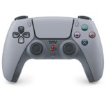 Das Bild zeigt einen PlayStation 5 DualSense Controller in einer speziellen 30th Anniversary Edition. Der Controller hat ein elegantes, graues Design, das an die erste PlayStation erinnert, und setzt gleichzeitig moderne Akzente. Die klassischen PlayStation-Farben und die geschwungenen Formen verleihen ihm eine retro-futuristische Ästhetik, die sowohl nostalgisch wirkt als auch zeitgemäß ist. Dieser Controller ist ein interessantes Sammlerstück für Gaming-Enthusiasten und verbindet Geschichte mit innovativer Technik. Das Bild zeigt einen PlayStation 5 DualSense Controller in einer speziellen 30th Anniversary Edition. Der Controller hat ein elegantes, graues Design, das an die erste PlayStation erinnert, und setzt gleichzeitig moderne Akzente. Die klassischen PlayStation-Farben und die geschwungenen Formen verleihen ihm eine retro-futuristische Ästhetik, die sowohl nostalgisch wirkt als auch zeitgemäß ist. Dieser Controller ist ein interessantes Sammlerstück für Gaming-Enthusiasten und verbindet Geschichte mit innovativer Technik.