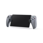Das Bild zeigt einen PlayStation Portal Remote Player in einer 30th Anniversary Limited Edition. Er kombiniert ein modernes Design mit retro-inspirierten Farben, die an die erste PlayStation erinnern. Der Controller ist an den Seiten des Displays angebracht, was ein handliches und kompaktes Erscheinungsbild ergibt. Die Farbgebung in Grau mit klassischen PlayStation-Elementen verleiht dem Gerät einen nostalgischen Touch, während es gleichzeitig den Stil der aktuellen PS5-Generation widerspiegelt. Das Bild zeigt einen PlayStation Portal Remote Player in einer 30th Anniversary Limited Edition. Er kombiniert ein modernes Design mit retro-inspirierten Farben, die an die erste PlayStation erinnern. Der Controller ist an den Seiten des Displays angebracht, was ein handliches und kompaktes Erscheinungsbild ergibt. Die Farbgebung in Grau mit klassischen PlayStation-Elementen verleiht dem Gerät einen nostalgischen Touch, während es gleichzeitig den Stil der aktuellen PS5-Generation widerspiegelt.