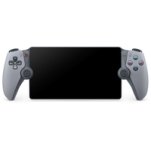Das Bild zeigt einen PlayStation Portal Remote Player in einer speziellen 30th Anniversary Limited Edition. Die Konsole hat ein elegantes, zeitgemäßes Design in einem ansprechenden Grau, das an die ursprüngliche PlayStation erinnert. Sie kombiniert Retro-Elemente mit modernem Stil und bietet eine ansprechende Ästhetik für Sammler und Gaming-Enthusiasten. Der Remote Player ist mit zwei Controllern ausgestattet, die ebenfalls in den klassischen PlayStation-Farbtönen gehalten sind, und wirkt dadurch besonders stylisch und ansprechend. Diese Limited Edition hebt sich durch ihren nostalgischen Charme und die Verbindung zur Gaming-Geschichte hervor. Das Bild zeigt einen PlayStation Portal Remote Player in einer speziellen 30th Anniversary Limited Edition. Die Konsole hat ein elegantes, zeitgemäßes Design in einem ansprechenden Grau, das an die ursprüngliche PlayStation erinnert. Sie kombiniert Retro-Elemente mit modernem Stil und bietet eine ansprechende Ästhetik für Sammler und Gaming-Enthusiasten. Der Remote Player ist mit zwei Controllern ausgestattet, die ebenfalls in den klassischen PlayStation-Farbtönen gehalten sind, und wirkt dadurch besonders stylisch und ansprechend. Diese Limited Edition hebt sich durch ihren nostalgischen Charme und die Verbindung zur Gaming-Geschichte hervor.