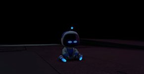 Das Bild zeigt einen kleinen, niedlichen Roboter, der auf dem Boden sitzt. Der Roboter hat eine runde Form und trägt eine blaue und weiße Farbgebung. Seine Augen leuchten in einem sanften Blau, was ihm einen freundlichen und verspielten Ausdruck verleiht. Der Hintergrund des Bildes ist dunkel, wodurch der Roboter stark hervortritt und eine gewisse Atmosphäre von Neugier und Abenteuer vermittelt. Die Szene erweckt den Eindruck, dass der Roboter bereit ist, eine spannende Reise oder Mission zu beginnen.