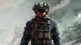 Das Bild zeigt einen militärisch aussehenden Charakter in taktischer Ausrüstung. Er trägt einen Helm mit Visier und hat eine moderne Weste mit mehreren Taschen und Ausrüstungsgegenständen. Der Hintergrund ist dynamisch und scheint in Bewegung zu sein, möglicherweise mit Rauch und Explosionen, was eine Szene voller Action und Spannung vermittelt. Die Präsentation des Charakters und des Hintergrunds vermittelt ein Gefühl von Dramatik und Abenteuer, passend zu einem Video-Spielkontext.