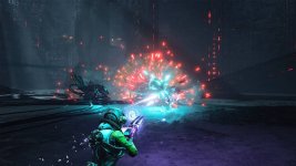 Auf dem Bild ist ein dynamischer Moment aus dem Spiel Returnal zu sehen. Eine Astronautin in futuristischer Ausrüstung steht in einer düsteren, außerirdischen Umgebung und zielt mit einer Waffe auf ein leuchtendes Ziel. Explosionsartige Effekte in leuchtenden Farben deuten auf eine intensive Auseinandersetzung hin, während im Hintergrund eine komplexe, technologisch detaillierte Struktur sichtbar ist. Die Atmosphäre wirkt angespannt und energiegeladen, was die Herausforderungen und den Abenteuergeist des Spiels widerspiegelt.