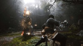 Das Bild zeigt eine aufregende Szene aus dem Spiel Black Myth: Wukong. Im Vordergrund sieht man einen Charakter, der sich in einer kampfbereiten Position befindet, während er mit einer Waffe in der Hand steht. Der Hintergrund ist mit dichtem, nebligem Wald und subtilen Lichtstrahlen, die durch die Bäume dringen, gestaltet. Auf der linken Seite ist eine große, fassartige Kreatur zu sehen, die imposant und gut detailliert dargestellt ist. Die gesamte Atmosphäre wirkt mystisch und spannungsgeladen, was die actionreiche Natur des Spiels unterstreicht.