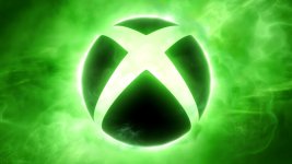 Das Bild zeigt das ikonische Xbox-Logo, umgeben von einer dynamischen, grünen Nebel- oder Licht-Atmosphäre. Die leuchtenden Farben erzeugen eine aufregende und energiegeladene Stimmung, die zur Welt des Gamings passt. Das Logo selbst ist klar erkennbar, und die Gesamterscheinung des Bildes vermittelt ein Gefühl von Modernität und Digitalität. Es ist ein visuelles Symbol für die Xbox-Marke und erinnert an die große Community und die vielfältigen Spiele, die damit verbunden sind.