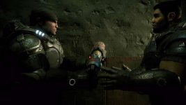 Das Bild zeigt zwei Charaktere aus dem Spiel Gears of War, die sich in einer dichten, dunklen Umgebung präsentieren. Beide tragen markante, futuristische Rüstungen, die mit technologischen Details versehen sind. Sie stehen sich gegenüber und scheinen eine ernste, bedeutende Unterhaltung zu führen. In der Mitte halten sie eine mit Farben verzierte Waffe, was auf die actionreiche und kriegerische Atmosphäre des Spiels hinweist. Die Lichtverhältnisse sind gedämpft und verstärken das Gefühl von Spannung und Intensität in dieser Szene. Das Bild zeigt zwei Charaktere aus dem Spiel Gears of War, die sich in einer dichten, dunklen Umgebung präsentieren. Beide tragen markante, futuristische Rüstungen, die mit technologischen Details versehen sind. Sie stehen sich gegenüber und scheinen eine ernste, bedeutende Unterhaltung zu führen. In der Mitte halten sie eine mit Farben verzierte Waffe, was auf die actionreiche und kriegerische Atmosphäre des Spiels hinweist. Die Lichtverhältnisse sind gedämpft und verstärken das Gefühl von Spannung und Intensität in dieser Szene.