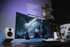 Das Bild zeigt einen modernen Gaming-Monitor, der in einem stilvollen Setup platziert ist. Der Monitor hat ein gewölbtes Design und zeigt ein beeindruckendes Bild, vermutlich von einem Charakter aus einem Spiel, was auf die Gaming-Natur des Setups hinweist. Neben dem Monitor befinden sich zwei Lautsprecher und eine Tastatur, die auf ein durchdachtes Design für ein immersives Spielerlebnis hinweisen. Der Hintergrund ist sanft beleuchtet und vermittelt eine angenehme Atmosphäre, ideal zum Zocken. Alles wirkt gut organisiert und ansprechend für Gaming-Enthusiasten. Das Bild zeigt einen modernen Gaming-Monitor, der in einem stilvollen Setup platziert ist. Der Monitor hat ein gewölbtes Design und zeigt ein beeindruckendes Bild, vermutlich von einem Charakter aus einem Spiel, was auf die Gaming-Natur des Setups hinweist. Neben dem Monitor befinden sich zwei Lautsprecher und eine Tastatur, die auf ein durchdachtes Design für ein immersives Spielerlebnis hinweisen. Der Hintergrund ist sanft beleuchtet und vermittelt eine angenehme Atmosphäre, ideal zum Zocken. Alles wirkt gut organisiert und ansprechend für Gaming-Enthusiasten.