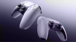 Das Bild zeigt zwei PlayStation 5 Controller in der charakteristischen weißen und schwarzen Farbgestaltung. Der Hintergrund ist in einem sanften Verlauf gehalten, der von grau zu schwarz reicht. Die Controller sind so angeordnet, dass sie dynamisch wirken, und sie betonen das moderne Design der Konsole. Sie stehen symbolisch für das Gaming-Erlebnis auf der PS5 und wecken das Interesse an neuen Spielen und Updates, während sie gleichzeitig den nötigen Speicherplatz in den Fokus rücken. Das Bild zeigt zwei PlayStation 5 Controller in der charakteristischen weißen und schwarzen Farbgestaltung. Der Hintergrund ist in einem sanften Verlauf gehalten, der von grau zu schwarz reicht. Die Controller sind so angeordnet, dass sie dynamisch wirken, und sie betonen das moderne Design der Konsole. Sie stehen symbolisch für das Gaming-Erlebnis auf der PS5 und wecken das Interesse an neuen Spielen und Updates, während sie gleichzeitig den nötigen Speicherplatz in den Fokus rücken.