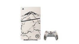 Das Bild zeigt die Ghost of Yotei Limited Edition PlayStation 5 Konsole zusammen mit einem passenden DualSense Controller. Die Konsole hat ein stilvolles Design in hellen Farbtönen mit künstlerischen Motiven, die an die Thematik des Spiels angelehnt sind. Der Controller trägt ebenfalls das gleiche dekorative Muster und harmoniert optisch mit der Konsole. Insgesamt strahlt das Set eine ausgewogene Mischung aus Eleganz und Modernität aus, die es zu einem begehrenswerten Sammlerstück für Gamer macht. Das Bild zeigt die Ghost of Yotei Limited Edition PlayStation 5 Konsole zusammen mit einem passenden DualSense Controller. Die Konsole hat ein stilvolles Design in hellen Farbtönen mit künstlerischen Motiven, die an die Thematik des Spiels angelehnt sind. Der Controller trägt ebenfalls das gleiche dekorative Muster und harmoniert optisch mit der Konsole. Insgesamt strahlt das Set eine ausgewogene Mischung aus Eleganz und Modernität aus, die es zu einem begehrenswerten Sammlerstück für Gamer macht.
