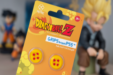 Das Bild zeigt die Verpackung von speziellen Thumb Grips für den PS5-Controller, die im Design der legendären Vier-Sterne-Dragonballs aus der Dragon Ball Z-Serie gestaltet sind. Auf der Verpackung sind zwei solcher Grips abgebildet, die leuchtend gelb mit roten Sternen sind. Im Hintergrund sind verschiedene Figuren und Elemente aus der Dragon Ball Welt zu sehen, die die Verbindung zu dem beliebten Anime verdeutlichen. Die Verpackung selbst ist auffällig und farbenfroh gestaltet, was das hochwertige Merchandising unterstreicht.