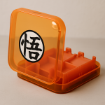 Das Bild zeigt ein orangefarbenes Case im Dragon Ball Z-Stil. Es hat eine transparente Vorderseite und ein charakteristisches Symbol darauf. Das Case ist so gestaltet, dass es Platz für mehrere Spiele bietet, was es zu einer praktischen Aufbewahrungslösung für Gamer im Dragon Ball Universum macht. Das Design ist verspielt und spricht Fans der Anime-Serie an, indem es sowohl funktionale als auch ästhetische Elemente kombiniert.