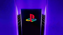 Das Bild zeigt eine moderne Spielkonsole mit einem minimalistischen Design, das durch eine Kombination von dunklen und neonartigen lila Hintergründen akzentuiert wird. Auf der Konsole ist das bekannte PlayStation-Logo abgebildet, das aus den Buchstaben P und S in leuchtenden Farben besteht. Der gesamte Eindruck vermittelt ein futuristisches und technisches Ambiente, was die Spannung und Vorfreude auf die nächste Konsolengeneration unterstreicht.