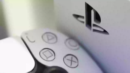 Das Bild zeigt einen engen Ausschnitt eines PlayStation 5 Controllers, zusammen mit einem Teil der Konsole selbst. Der Fokus liegt auf den charakteristischen Symbolen der Aktionstasten des Controllers, die in einem minimalistischen Design dargestellt sind. Im Hintergrund ist die Konsole sichtbar, die durch ihre moderne und stilvolle Form besticht. Die Farbgebung ist vorwiegend in Weiß und Grau gehalten, was einen eleganten und zeitgemäßen Eindruck vermittelt. Das Bild zeigt einen engen Ausschnitt eines PlayStation 5 Controllers, zusammen mit einem Teil der Konsole selbst. Der Fokus liegt auf den charakteristischen Symbolen der Aktionstasten des Controllers, die in einem minimalistischen Design dargestellt sind. Im Hintergrund ist die Konsole sichtbar, die durch ihre moderne und stilvolle Form besticht. Die Farbgebung ist vorwiegend in Weiß und Grau gehalten, was einen eleganten und zeitgemäßen Eindruck vermittelt.