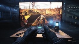 Das Bild zeigt eine Spielerperspektive, in der die Hände eines Spielers, die einen Controller halten, sichtbar sind. Im Hintergrund ist ein Bildschirm zu sehen, auf dem eine düstere, post-apokalyptische Landschaft abgebildet ist, die an die Umgebung von Tschernobyl erinnert. Auf dem Tisch vor dem Spieler liegen verschiedene Gegenstände, darunter ein Ventilator und eine Lampe, was die ohnehin schon dystopische Atmosphäre verstärkt. Das Bild vermittelt ein Gefühl von Immersion und Spannung, ideal für die Präsentation des Spiels STALKER 2. Das Bild zeigt eine Spielerperspektive, in der die Hände eines Spielers, die einen Controller halten, sichtbar sind. Im Hintergrund ist ein Bildschirm zu sehen, auf dem eine düstere, post-apokalyptische Landschaft abgebildet ist, die an die Umgebung von Tschernobyl erinnert. Auf dem Tisch vor dem Spieler liegen verschiedene Gegenstände, darunter ein Ventilator und eine Lampe, was die ohnehin schon dystopische Atmosphäre verstärkt. Das Bild vermittelt ein Gefühl von Immersion und Spannung, ideal für die Präsentation des Spiels STALKER 2.