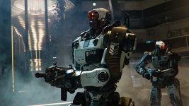 Das Bild zeigt eine futuristische, robotische Figur, die mit einer modernen Waffe ausgerüstet ist. Der Roboter hat ein straffes, technisches Design und trägt eine Art Rüstung mit dem Schriftzug „GUILD“. Im Hintergrund ist eine futuristische, leicht verschwommene Umgebung zu sehen, die Metallelemente und Lichter enthält. Die Atmosphäre wirkt industriell und geheimnisvoll, mit einer leichten Rauchentwicklung, die der Szene Tiefe verleiht. Der Fokus liegt klar auf dem Roboter, der im Vordergrund steht und bereit zu wirken scheint. Das Bild zeigt eine futuristische, robotische Figur, die mit einer modernen Waffe ausgerüstet ist. Der Roboter hat ein straffes, technisches Design und trägt eine Art Rüstung mit dem Schriftzug „GUILD“. Im Hintergrund ist eine futuristische, leicht verschwommene Umgebung zu sehen, die Metallelemente und Lichter enthält. Die Atmosphäre wirkt industriell und geheimnisvoll, mit einer leichten Rauchentwicklung, die der Szene Tiefe verleiht. Der Fokus liegt klar auf dem Roboter, der im Vordergrund steht und bereit zu wirken scheint.