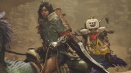 Das Bild zeigt einen Charakter aus dem Spiel Monster Hunter Wilds, der auf einem Reittier sitzt. Neben ihm befindet sich eine kleine, puppenähnliche Kreatur, die mit einem lächelnden Gesicht und bunten Accessoires ausgestattet ist. Beide Figuren sind in einem natürlichen, möglicherweise felsigen Umfeld positioniert, das an eine Abenteuerlandschaft erinnert. Die Kleidung des Hauptcharakters ist robust und detailreich, was auf eine aktive Rolle im Spiel hindeutet. Die Szene strahlt eine energiegeladene und abenteuerliche Atmosphäre aus. Das Bild zeigt einen Charakter aus dem Spiel Monster Hunter Wilds, der auf einem Reittier sitzt. Neben ihm befindet sich eine kleine, puppenähnliche Kreatur, die mit einem lächelnden Gesicht und bunten Accessoires ausgestattet ist. Beide Figuren sind in einem natürlichen, möglicherweise felsigen Umfeld positioniert, das an eine Abenteuerlandschaft erinnert. Die Kleidung des Hauptcharakters ist robust und detailreich, was auf eine aktive Rolle im Spiel hindeutet. Die Szene strahlt eine energiegeladene und abenteuerliche Atmosphäre aus.