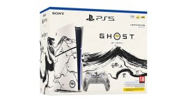 Das Bild zeigt eine limitierte Edition der PlayStation 5, die zur Ghost of Yotei Kollektion gehört. Der Karton hat ein auffälliges Design, das graue und schwarze Farbtöne mit einem künstlerischen Muster kombiniert, das an japanische Landschaftsmalerei erinnert. Auf der Vorderseite sind die Worte GHOST OF YOTEI prominent platziert, zusammen mit einer Abbildung des Controllers. Diese Edition richtet sich an Sammler und verkörpert den Samurai-Lifestyle, passend zum bevorstehenden Release des Spiels. Besonders hervorgehoben sind die in Gold und Schwarz gehaltenen Designelemente, die die Konsole besonders stylisch erscheinen lassen. Das Bild zeigt eine limitierte Edition der PlayStation 5, die zur Ghost of Yotei Kollektion gehört. Der Karton hat ein auffälliges Design, das graue und schwarze Farbtöne mit einem künstlerischen Muster kombiniert, das an japanische Landschaftsmalerei erinnert. Auf der Vorderseite sind die Worte GHOST OF YOTEI prominent platziert, zusammen mit einer Abbildung des Controllers. Diese Edition richtet sich an Sammler und verkörpert den Samurai-Lifestyle, passend zum bevorstehenden Release des Spiels. Besonders hervorgehoben sind die in Gold und Schwarz gehaltenen Designelemente, die die Konsole besonders stylisch erscheinen lassen.