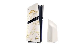 Das Bild zeigt eine PlayStation 5 Konsole mit einem speziellen Cover in einem eleganten Design. Die Oberfläche ist hell und mit goldenen Ornamenten verziert, die an einen kulturellen japanischen Stil erinnern. An der Seite ist ein abnehmbares Cover zu sehen, das die Konsolenanpassungsoptionen zeigt. Das insgesamt ansprechende Design vermittelt einen hochwertigen und stilvollen Eindruck, der ideal für Sammler und Fans des Samurai-Lifestyles ist. Das Bild zeigt eine PlayStation 5 Konsole mit einem speziellen Cover in einem eleganten Design. Die Oberfläche ist hell und mit goldenen Ornamenten verziert, die an einen kulturellen japanischen Stil erinnern. An der Seite ist ein abnehmbares Cover zu sehen, das die Konsolenanpassungsoptionen zeigt. Das insgesamt ansprechende Design vermittelt einen hochwertigen und stilvollen Eindruck, der ideal für Sammler und Fans des Samurai-Lifestyles ist.