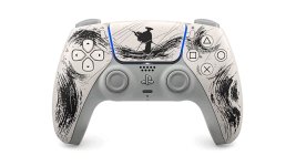 Das Bild zeigt einen DualSense Controller für die PlayStation 5 in einem speziellen Design. Die Oberfläche des Controllers ist in einem hellen Farbton gehalten und ziert ein kunstvolles, schwarzes Muster. In der Mitte gibt es eine stilisierte Darstellung eines Charakters, der an einen Samurai erinnert. Die Form und die Tastenanordnung des Controllers sind typisch für die PlayStation 5. Dieses Design spiegelt das Thema der Ghost of Yotei Kollektion wider, die mit einem eleganten und kulturellen Flair aufwartet, und ist besonders für Sammler und Fans ansprechend. Das Bild zeigt einen DualSense Controller für die PlayStation 5 in einem speziellen Design. Die Oberfläche des Controllers ist in einem hellen Farbton gehalten und ziert ein kunstvolles, schwarzes Muster. In der Mitte gibt es eine stilisierte Darstellung eines Charakters, der an einen Samurai erinnert. Die Form und die Tastenanordnung des Controllers sind typisch für die PlayStation 5. Dieses Design spiegelt das Thema der Ghost of Yotei Kollektion wider, die mit einem eleganten und kulturellen Flair aufwartet, und ist besonders für Sammler und Fans ansprechend.