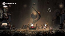 Das Bild zeigt eine Szene aus dem Spiel Hollow Knight: Silksong. In einem stilisierten, dunklen Umfeld stehen mehrere Charaktere, darunter eine kleine Figur mit einer roten Umhang und zwei weitere, die verschiedene Merkmale tragen, darunter eine Krone und eine Rüstung. Die Umgebung besteht aus detaillierten, organisch wirkenden Strukturen und Elementen, die eine geheimnisvolle Atmosphäre schaffen. Im Hintergrund sind große, architektonische Formen und eine zentrale skulpturale Darstellung sichtbar, die das magische und abstrakte Design des Spiels unterstreicht. Das Bild zeigt eine Szene aus dem Spiel Hollow Knight: Silksong. In einem stilisierten, dunklen Umfeld stehen mehrere Charaktere, darunter eine kleine Figur mit einer roten Umhang und zwei weitere, die verschiedene Merkmale tragen, darunter eine Krone und eine Rüstung. Die Umgebung besteht aus detaillierten, organisch wirkenden Strukturen und Elementen, die eine geheimnisvolle Atmosphäre schaffen. Im Hintergrund sind große, architektonische Formen und eine zentrale skulpturale Darstellung sichtbar, die das magische und abstrakte Design des Spiels unterstreicht.