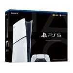 Das Bild zeigt die Verpackung der PlayStation 5 Digital Edition von Sony. Die Box ist in einem modernen Design gehalten, mit einem schlichten, eleganten Farbkonzept, das hauptsächlich aus Weiß und Schwarz besteht. Auf der Vorderseite ist das PS5-Logo gut sichtbar, begleitet von einem Bild der Konsole und einem Controller. Die Verpackung vermittelt eine hochwertige und ansprechende Präsentation, die die NextGen-Gaming-Erfahrung hervorhebt.