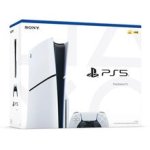Das Bild zeigt die Verpackung der PlayStation 5 von Sony. Der Karton ist in einem klaren Design gehalten, mit einer dominanten weißen Farbe und einem stilisierten Abbild der Konsole in der Mitte. Auf der Vorderseite sind das PlayStation-Logo und der Schriftzug PlayStation 5 zu sehen. Der Karton vermittelt einen modernen und eleganten Eindruck, passend zur Next-Gen-Gaming-Technologie, die sich im Inneren befindet.