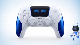 Das Bild zeigt den neuen DualSense-Controller in der limitierten Astro Bot Joyful Edition. Der Controller hat ein ansprechendes Design mit einer Kombination aus klassischem Weiss und lebhaftem Blau. Besonders auffällig ist das Touchpad, das mit kleinen, fröhlichen Augen von Astro Bot verziert ist. Neben dem Controller steht ein kleiner, niedlicher Roboter, der das Gesamtbild abrundet und den spielerischen Charakter des Designs unterstreicht. Der Hintergrund ist hell und schlicht, was den Fokus auf den Controller lenkt. Diese Edition scheint sowohl für Gamer als auch für Sammler ein echter Hingucker zu sein.