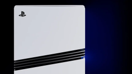 Das Bild zeigt ein minimalistisches Design einer Konsole in einem weißen Gehäuse mit schwarzen Akzenten. Die Form ist schlicht und modern, was im Kontrast zur vorherigen, futuristischeren Version steht. Die markante, klare Linienführung und das durchgehend weiße Äußere vermitteln einen eleganten und zeitgemäßen Eindruck. Das Logo der PlayStation ist dezent platziert, was den Fokus auf das Design selbst legt. Hintergrund und Beleuchtung sind schlicht gehalten, sodass die Konsole im Vordergrund steht und das Gesamtbild harmonisch wirkt.