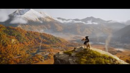Das Bild zeigt eine beeindruckende Landschaft mit majestätischen Bergen und üppigen, herbstlich gefärbten Wäldern. Im Vordergrund steht eine Figur auf einem Pferd, die auf eine weitläufige Szene blickt, die von sanften Hügeln und einem Fluss durchzogen ist. Die gesamte Kulisse strahlt eine ruhige, friedliche Atmosphäre aus und vermittelt den Eindruck von Erkundung und Abenteuer in einer wunderschönen, natürlichen Umgebung. Die Details in der Landschaft und die Lichtverhältnisse tragen zur ästhetischen Anziehungskraft des Bildes bei und lassen es nahezu lebendig erscheinen.