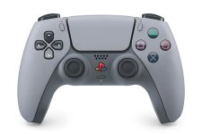 Das Bild zeigt einen PlayStation DualSense Wireless Controller in einem speziellen grauen Farbdesign, das an die ursprüngliche PlayStation-Konsole erinnert. Der Controller ist mit typischen PlayStation-Symbolen wie dem Kreis, Kreuz, Quadrat und Dreieck versehen, und das zentrale PlayStation-Logo ist ebenfalls sichtbar. Das matte Grau verleiht dem Controller einen nostalgischen Charakter, während das moderne Design der DualSense-Funktionen bleibt. Dieses Produkt ist Teil einer limitierten Anniversary-Kollektion zum 30-jährigen Bestehen von PlayStation und spricht sowohl Sammler als auch Nostalgie-Fans an. Das Bild zeigt einen PlayStation DualSense Wireless Controller in einem speziellen grauen Farbdesign, das an die ursprüngliche PlayStation-Konsole erinnert. Der Controller ist mit typischen PlayStation-Symbolen wie dem Kreis, Kreuz, Quadrat und Dreieck versehen, und das zentrale PlayStation-Logo ist ebenfalls sichtbar. Das matte Grau verleiht dem Controller einen nostalgischen Charakter, während das moderne Design der DualSense-Funktionen bleibt. Dieses Produkt ist Teil einer limitierten Anniversary-Kollektion zum 30-jährigen Bestehen von PlayStation und spricht sowohl Sammler als auch Nostalgie-Fans an.