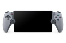 Das Bild zeigt einen PlayStation Remote Player in einem eleganten, mattgrauen Design, das an die ursprüngliche PlayStation 1 erinnert. Die beiden Seiten des Geräts sind mit typischen PlayStation-Buttons und -Symbolen verziert. Die schwarze Bildschirmfläche dominiert die Mitte, wodurch das Gerät modern und stylisch präsentiert wird. Diese limitierte Edition ist eine Hommage an die 30-jährige Geschichte von PlayStation und spricht sowohl nostalgische Fans als auch neue Gamer an. Das Bild zeigt einen PlayStation Remote Player in einem eleganten, mattgrauen Design, das an die ursprüngliche PlayStation 1 erinnert. Die beiden Seiten des Geräts sind mit typischen PlayStation-Buttons und -Symbolen verziert. Die schwarze Bildschirmfläche dominiert die Mitte, wodurch das Gerät modern und stylisch präsentiert wird. Diese limitierte Edition ist eine Hommage an die 30-jährige Geschichte von PlayStation und spricht sowohl nostalgische Fans als auch neue Gamer an.