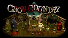 Das Bild zeigt eine düstere und zugleich nostalgische Szenerie aus dem Spiel Crow Country. Im Vordergrund steht eine Figur, die in einem Spielzeugkostüm aussieht, während sie an einem Ticketstand steht. Der Stand hat einen auffälligen Vogelkopf, der als Aushängeschild dient. Im Hintergrund sind schaurige Details wie blutige Spuren und verlassene Spielzeugfiguren zu sehen, die eine Atmosphäre der Angst und des Unheimlichen vermitteln. Die gesamte Umgebung wirkt wie ein verlassener Vergnügungspark, der mit Retrosymbolen des Horrorgenres angereichert ist. Der Titel Crow Country ist prominent am oberen Rand des Bildes platziert, was das Spiel eindeutig kennzeichnet.