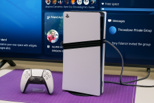 Das Bild zeigt eine PlayStation-Konsole in einem modernen Setup. Die Konsole steht auf einem Tisch mit einer lila Unterlage. Daneben liegt ein Controller, der zur Konsole gehört. Im Hintergrund ist ein Fernseher zu sehen, auf dem verschiedene Menüs angezeigt werden, wie beispielsweise Freundeaktivitäten und Nachrichten. Die gesamte Szene vermittelt einen neuesten technologischen Flair und betont das Gaming-Erlebnis. Das Bild zeigt eine PlayStation-Konsole in einem modernen Setup. Die Konsole steht auf einem Tisch mit einer lila Unterlage. Daneben liegt ein Controller, der zur Konsole gehört. Im Hintergrund ist ein Fernseher zu sehen, auf dem verschiedene Menüs angezeigt werden, wie beispielsweise Freundeaktivitäten und Nachrichten. Die gesamte Szene vermittelt einen neuesten technologischen Flair und betont das Gaming-Erlebnis.