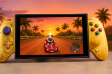 Das Bild zeigt einen Handy-Controller, den GameSir G8 Plus, der neben einem Bildschirm platziert ist, auf dem ein Spiel abläuft. Der Controller hat eine gelbe, transparente Farbgebung mit bunten Buttons und einem grafischen Design, das an einen bekannten Charakter erinnert. Der Bildschirm ist ein leicht gebogenes Display, das die Spielfigur in einem bunten und lebhaften Spielumfeld zeigt. Der gesamte Aufbau vermittelt den Eindruck eines modernen, mobilen Spiel-Setups, das für Gaming unterwegs konzipiert ist. Der Hintergrund ist hellblau und schafft einen frischen, ansprechenden Kontrast.