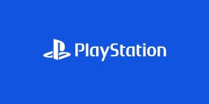 Das Bild zeigt das PlayStation-Logo auf einem blauen Hintergrund. Der Schriftzug ist klar und modern, wobei das ikonische Design der Marke gut zur Geltung kommt. Diese grafische Darstellung symbolisiert die digitale Identität und das aktuelle Geschäftsmodell von Sony im Gaming-Bereich, das sich zunehmend von physischen Discs hin zu digitalen Inhalten verschiebt. Die Wahl der Farben und das minimalistische Design unterstreichen die technologische Ausrichtung und Innovation des Unternehmens.