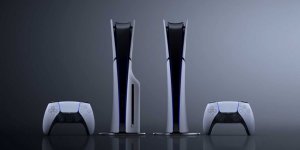 Das Bild zeigt zwei PlayStation 5 Konsolen, die elegant nebeneinander stehen. Dazu liegt ein Controller auf dem Boden. Die Geräte haben eine futuristische Form mit einer glatten Oberfläche und einer Kombination aus weißen und schwarzen Farben. Der Hintergrund ist dunkel, was die modernen Konturen der Konsolen und des Controllers hervorhebt. Dieses Design vermittelt ein Gefühl von Hochtechnologie und Innovation im Gaming-Bereich.