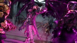 Das Bild zeigt eine dynamische Szene aus dem Spiel Borderlands 4. In der Mitte ist eine weibliche Figur, die kraftvoll eine magische Fähigkeit manifestiert, indem sie eine leuchtende, purpurne Energie in ihrer Hand hält. Sie trägt einen markanten, dunklen Mantel und hat auffällige Tätowierungen an ihren Beinen, die ihrem Charakter eine einzigartige Note verleihen. Im Hintergrund sind zwei andere Figuren zu sehen, die in Rüstung gekleidet sind und in einer kämpferischen Haltung stehen. Die Farbpalette ist lebhaft, mit dominierenden Violett- und Grautönen, die die Action unterstützen und eine spannende Atmosphäre schaffen.