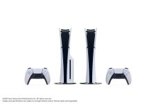 Das Bild zeigt eine PlayStation 5 Konsole in aufrechter Position, flankiert von zwei DualSense Controllern. Die Konsole präsentiert sich in ihrem charakteristischen Design mit einer weißen und schwarzen Farbgebung. Der Controller ist ebenfalls in denselben Farben gehalten und hebt sich modern und futuristisch ab. Diese Kombination vermittelt ein Gefühl von Technologie und Spielspaß, ideal für Gaming-Enthusiasten.