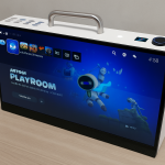 Das Bild zeigt eine innovative DIY-Version der Playstation 5, die in einem kompakten Möbelstück integriert ist. Ein 15,6-Zoll-LCD-Display dominiert die Vorderseite, während eine praktische Griffeinheit an der Oberseite das Tragen erleichtert. Der Bildschirm präsentiert eine Benutzeroberfläche eines Spiels, was einem klaren Hinweis auf die Funktionalität der Konsole dient. Das Gehäuse hat ein modernes Design mit schwarzen und weißen Elementen, und mehrere Anschlüsse sind sichtbar, was die Vielseitigkeit unterstreicht. Die gesamte Konstruktion wirkt durchdacht und ansprechend, ideal für eine tragbare Spielerfahrung. Das Bild zeigt eine innovative DIY-Version der Playstation 5, die in einem kompakten Möbelstück integriert ist. Ein 15,6-Zoll-LCD-Display dominiert die Vorderseite, während eine praktische Griffeinheit an der Oberseite das Tragen erleichtert. Der Bildschirm präsentiert eine Benutzeroberfläche eines Spiels, was einem klaren Hinweis auf die Funktionalität der Konsole dient. Das Gehäuse hat ein modernes Design mit schwarzen und weißen Elementen, und mehrere Anschlüsse sind sichtbar, was die Vielseitigkeit unterstreicht. Die gesamte Konstruktion wirkt durchdacht und ansprechend, ideal für eine tragbare Spielerfahrung.
