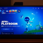 Das Bild zeigt ein tragbares Display, auf dem das Menü eines PlayStation 5 Spiels zu sehen ist. Die Grafik ist hell und farbenfroh, mit einer Animation des Charakters Astro, der Spielobjekte um sich herum hat. Das Design des Displays ist stylisch und modern, in einem schwarzen Rahmen, der auf eine hohe Verarbeitungsqualität hinweist. Das gesamte Setup vermittelt den Eindruck einer mobilen Gaming-Lösung, die es ermöglicht, Spiele überall zu genießen. Das Bild zeigt ein tragbares Display, auf dem das Menü eines PlayStation 5 Spiels zu sehen ist. Die Grafik ist hell und farbenfroh, mit einer Animation des Charakters Astro, der Spielobjekte um sich herum hat. Das Design des Displays ist stylisch und modern, in einem schwarzen Rahmen, der auf eine hohe Verarbeitungsqualität hinweist. Das gesamte Setup vermittelt den Eindruck einer mobilen Gaming-Lösung, die es ermöglicht, Spiele überall zu genießen.