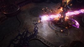 Das Bild zeigt eine dynamische Szene aus dem Action-RPG Last Epoch. Im Vordergrund ist ein Charakter zu sehen, der mit magischen Angriffen kämpft. Er wird von elektrischen und feurigen Effekten umgeben, während er gegen einen eindrucksvollen Gegner antritt, der durch seine imposante Erscheinung hervorsticht. Der Hintergrund ist detailreich gestaltet, mit kunstvollen Mustern auf dem Boden und architektonischen Elementen, die die mystische Atmosphäre des Spiels unterstreichen. Es vermittelt ein Gefühl von Action und Intensität in einem fantastischen Setting.