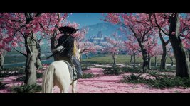 Das Bild zeigt eine malerische Landschaft mit üppigen, blühenden Kirschbäumen, die durch ihre rosa Blüten bestechen. In der Mitte der Szene sitzt eine Person auf einem weißen Pferd und schaut in Richtung einer fernen Festung, die von sanften Hügeln umgeben ist. Der Himmel ist klar und blau, während der Boden mit einem Teppich aus heruntergefallenen Kirschblüten bedeckt ist. Die gesamte Atmosphäre vermittelt ein Gefühl von Ruhe und Schönheit, das typisch für die dargestellte Landschaft ist.